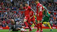 Kiper Norwich John Ruddy menggagalkan peluang striker Liverpool Daniel Ings dalam lanjutan Liga Premier Inggris di Anfield, Minggu (20/9/2015) malam. (Liputan6.com/Reuters / Alex Morton Livepic)
