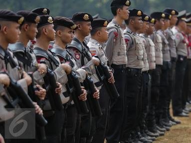 Polda Metro Jaya menggelar apel di Lapangan Banteng, Jakarta, Minggu (2/8/2015). Apel tersebut terkait persiapan konferensi organisasi kepala kepolisian ASEAN (ASEANAPOL) ke-35 dan Indonesia ditunjuk sebagai tuan rumah. (Liputan6.com/Faizal Fanani)
