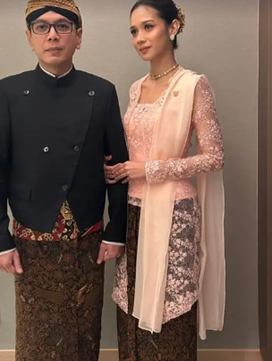 <p>Gista Putri tampil menawan dengan lipstik mauve yang selaras dengan kebayanya. Bagian mata dipulas dengan eyeshadow berwarna cokelat untuk tampil lebih natural. [instagram/gistaputri]</p>