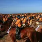 Ribuan pengunjung yang merupakan warga lokal maupun wisatawan domestik dan mancanegara merayakan parade 1001 kuda sandelwood di Kabupaten Sumba Timur, Nusa Tenggara Timur (NTT), Kamis (12/7/2018).