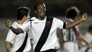 Edilson saat  membela tim Vasco da Gama berselebrasi setelah mencetak gol pada semi- final Piala Brasil di stadion Maracana di Rio de Janeiro, Brasil 11 Mei 2006. Pria 45 tahun ini pernah bermain dengan 10 tim Brasil. (REUTERS/Bruno Domingos)