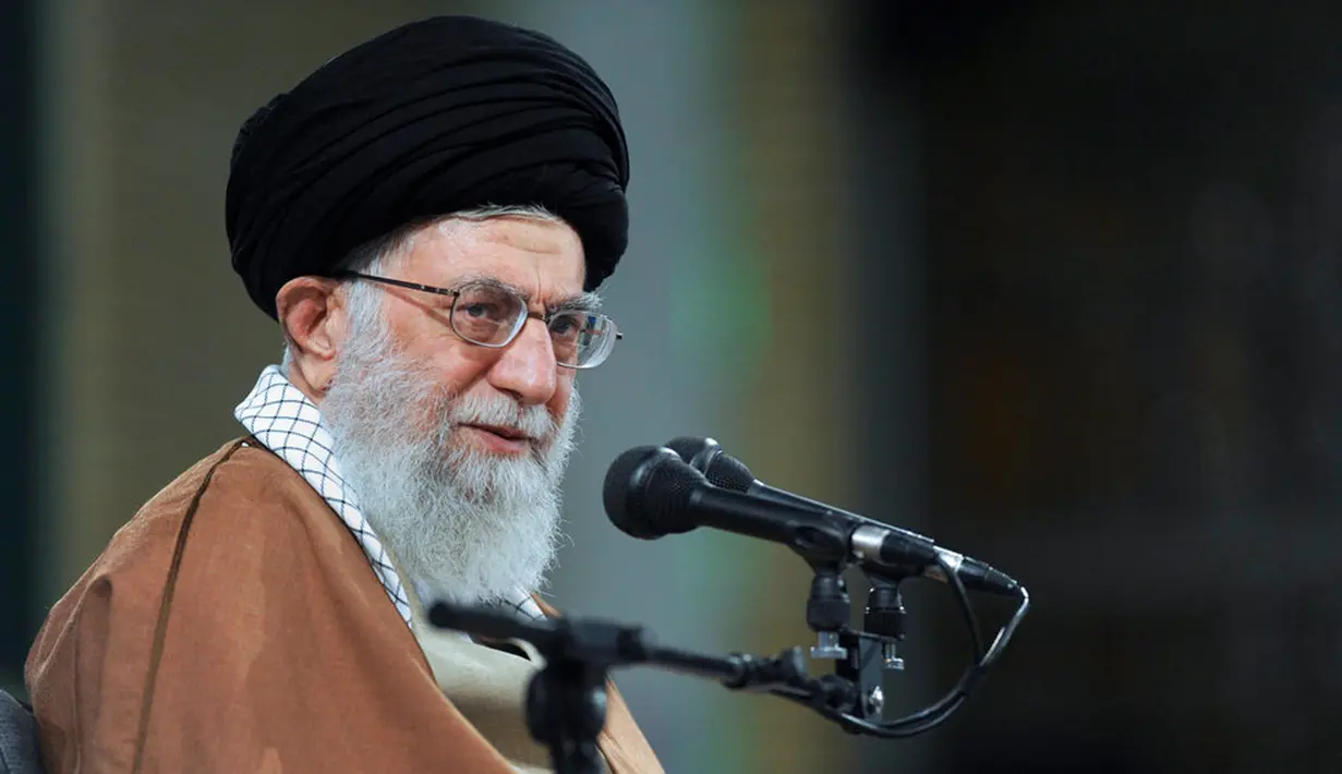 Pemimpin Iran, Ayatollah Ali Khamenei saat menghadiri pertemuan dengan pejabat Iran di Teheran, Iran (6/12). Khamenei mengutuk langkah Presiden Donald Trump yang memindahkan Yerusalem sebagai ibu kota Israel. (Kantor Pemimpin Tertinggi Iran melalui AP)