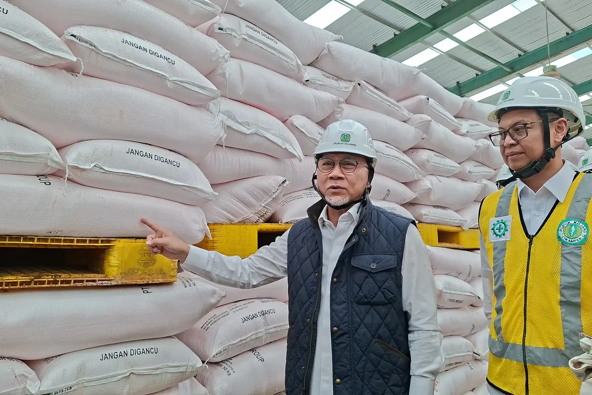 Menko Bidang Pangan Zulkifli Hasan kunjungan kerja ke pabrik milik PT Pupuk Kujang Cikampek. (Foto: Liputan6.com/Arief RH)
