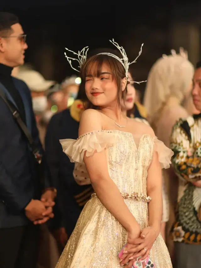 Tampil Ala Princess , Ini 7 Potret Fuji dalam Acara Kosmetik di Balikpapan