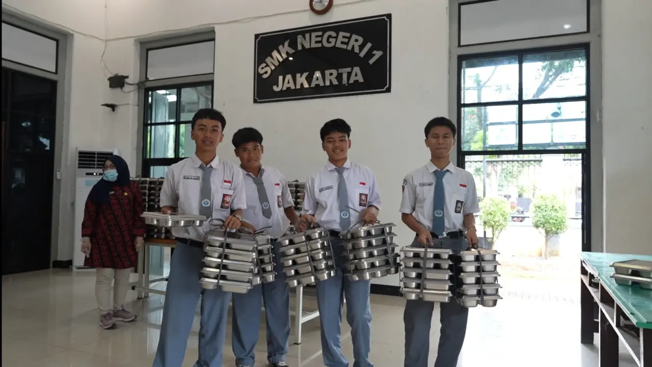 Pelaksanaan program Bakan Bergizi Gratis (MBG) di SMK Negeri 1 Jakarta, Kamis (8/1/2026). (Dok BGN)