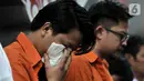 Tersangka dihadirkan saat pengungkapan kasus narkoba jenis liquid di Jakarta, Senin (28/10/2019). Satuan Dit Resnarkoba Polda Metro Jaya berhasil mengungkap sindikat pembuat sekaligus penjual narkoba jenis tembakau gorila yang diperdagangkan via online. (merdeka.com/Iqbal S. Nugroho)