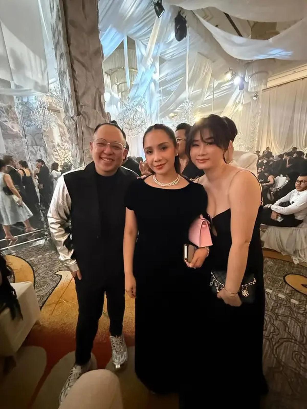 8 Foto Artis Pakai Long Dress di Resepsi Luna Maya dan Maxime, Tampil Elegan dan Anggun