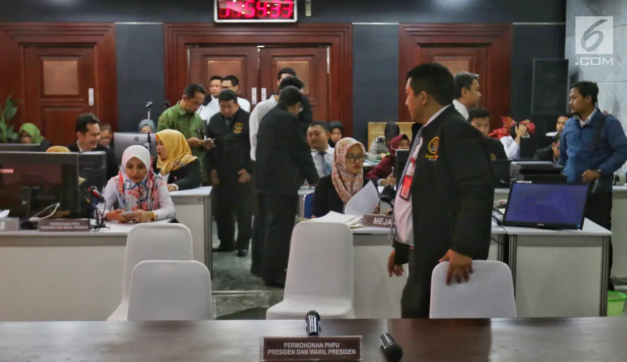 Suasana pendaftaran pengajuan gugatan hasil Pemilu 2019 di Gedung Mahkamah Konstitusi, Jakarta, Jumat (24/5/2019). Batas akhir pengajuan gugatan hasil Pileg 2019 pada Jumat, 24 Mei pukul 01.46 WIB, sementara untuk Pemilu Presiden ditutup pada Jumat, 24 Mei pukul 24.00 WIB. (LiPutan6.com/Johan Tallo)