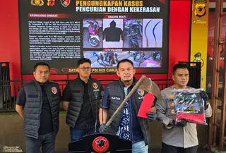 Polisi bergerak cepat dan berhasil menangkap empat pelaku beserta barang bukti berupa celurit dan sepeda motor hasil curian. (Liputan6.com/Fira Syahrin)
