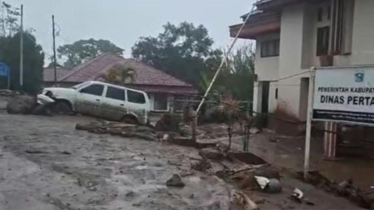 Banjir Bandang Terjang Kantor Bupati Solok, Peralatan Terbawa Arus