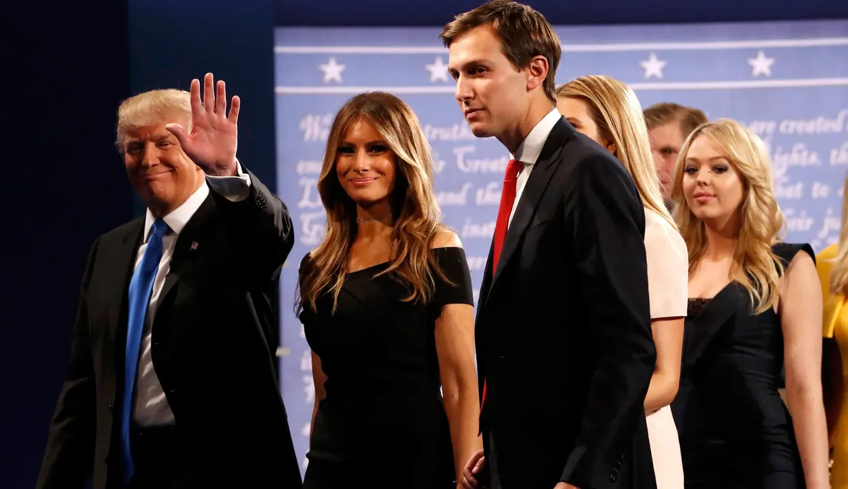 Donald Trump didampingi istrinya, Melanie Trump, meninggalkan podium acara debat pertama Capres AS di New York, Senin (26/9). Melania tampil dalam balutan gaun hitam off-shoulder seharga US$ 2.645 atau sekitar Rp 34 juta. (REUTERS/Brian Snyder)