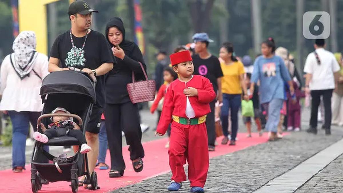 Warga Padati Perayaan Lebaran Betawi 2025 di Monas