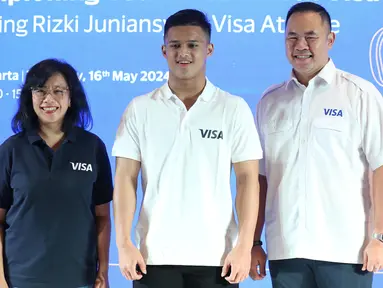 Lifter Indonesia, Rizki Juniansyah terpilih menjadi bagian Tim Visa untuk Olimpiade Paris 2024. Kepastian bergabungnya lifter asal Serang berusia 20 tahun tersebut diumumkan dalam konferensi pers yang digelar di The Residence OnFive, Grand Hyatt, Jakarta, Kamis (16/5/2024). Dalam Olimpiade dan Paralimpiade Paris 2024, Visa sebagai mitra pembayaran global di seluruh dunia mendukung total 117 atlet dari 60 negara dan 40 cabang olahraga, salah satunya Rizki Juniansyah. (Bola.com/Syahkist Afi)