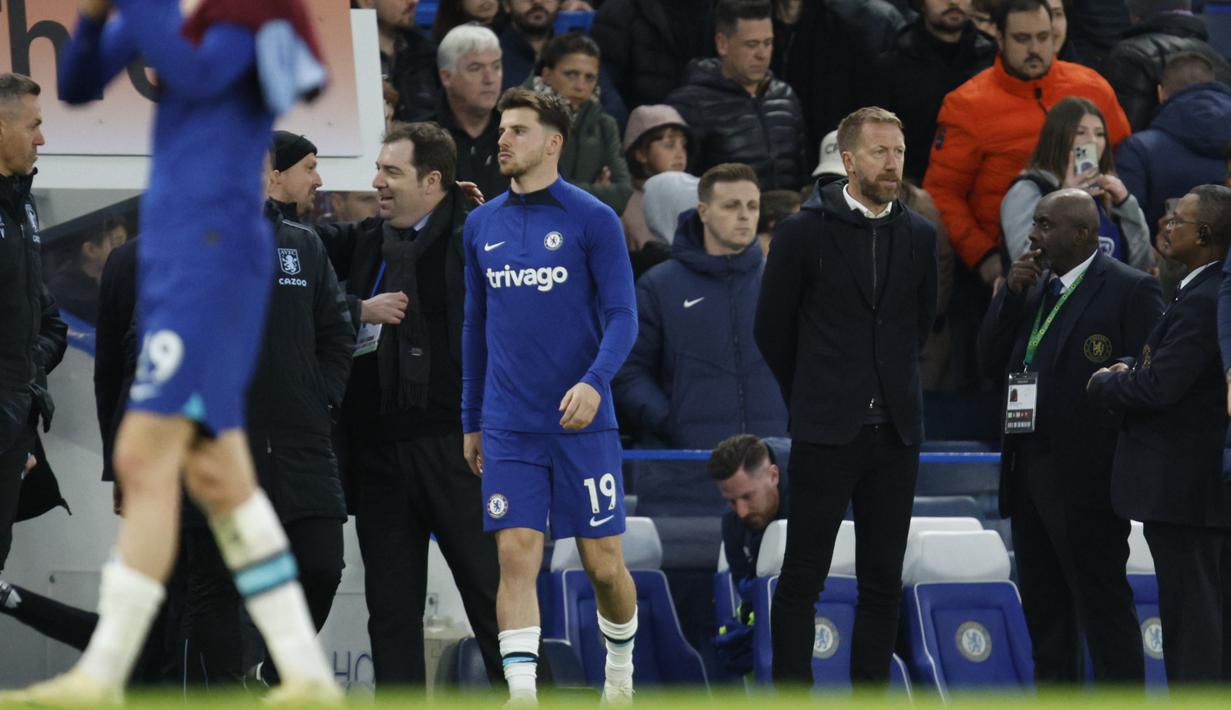 <p>Pelatih Chelsea, Graham Potter (kanan) meninggalkan lapangan setelah dikalahkan Aston Villa pada pertandingan lanjutan Liga Inggris di stadion Stamford Bridge di London, Sabtu, 1 April 2023. (AP Photo/David Cliff)</p>