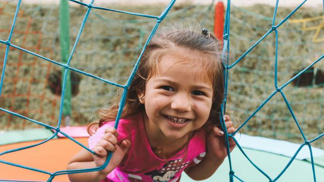 anak perempuan di taman bermain
