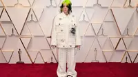 Billie Eilish saat tampil di karpet merah Oscar 2020. (Robyn Beck / AFP)