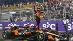 Pembalap McLaren, Oscar Piastri melakukan selebrasi setelah memenangkan Formula 1 GP Arab Saudi yang berlangsung di Sirkuit Jeddah Corniche, Arab Saudi, Minggu (20/04/2025) waktu setempat. (AP Photo/Altaf Qadri)
