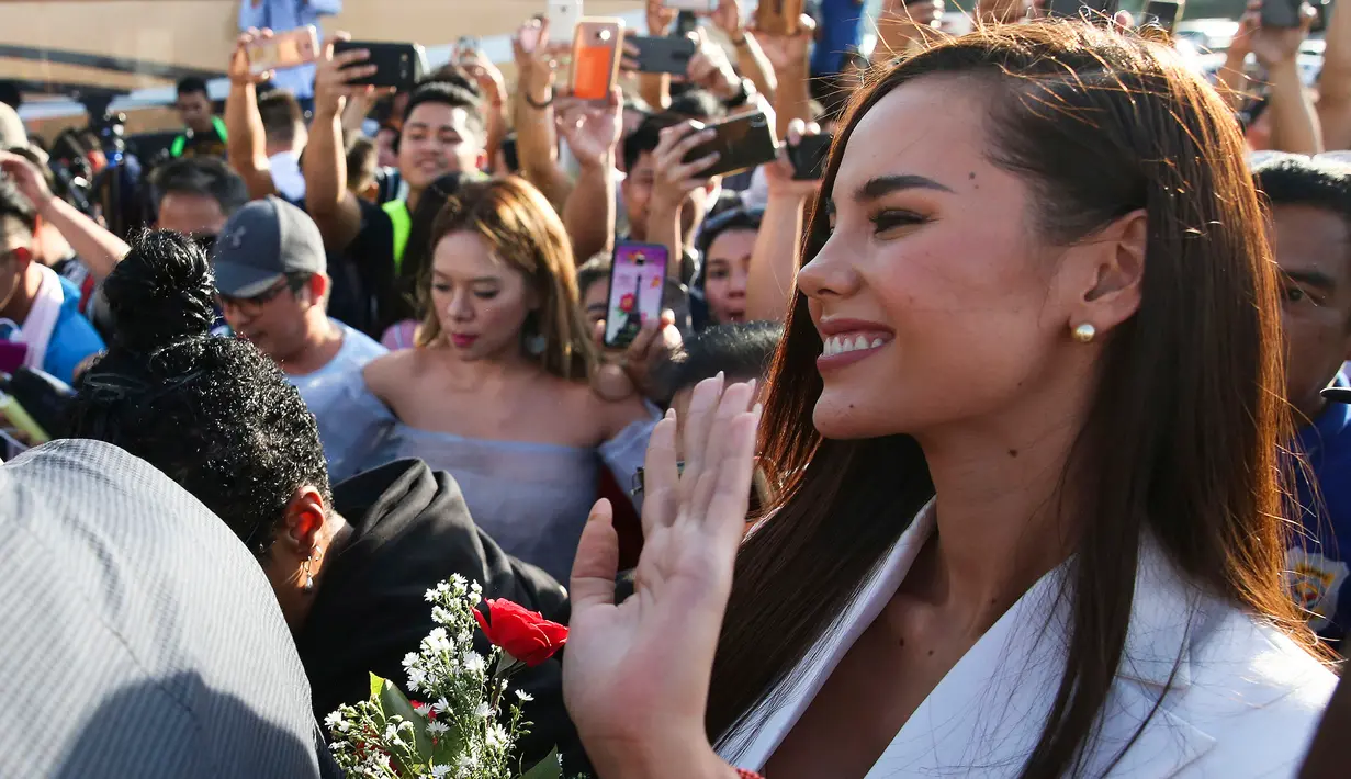 Miss Universe 2018 Catriona Grey menyapa para penggemar saat tiba di Manila, Filipina, Rabu (19/12). Grey mengaku sangat senang bisa kembali ke Filipina usai memenangkan ajang Miss Universe 2018. (AP Photo/Aaron Favila)