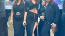 Hadiri konser Beyonce di Tottenham Hotspur Stadium, London, Priyanka Chopra tampil serba hitam mengenakan crop top dan high slit skirt dari Emilio Pucci.