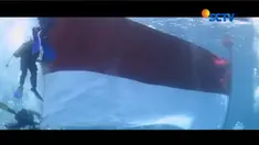 Bendera berukuran 5 kali 10 meter ini dibentangkan di kedalaman 15 meter di bawah laut.