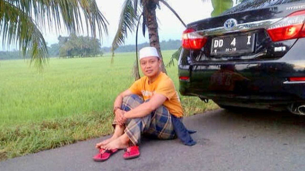 Duduk Ngemper di Pinggir Jalan Dekat Sawah Ustaz Das'ad Latif Beri Pesan Mendalam Soal Rindu Kampung