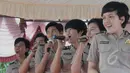 Polisi Wanita (POLWAN) dari Polres Kepulauan Seribu turut memeriahkan acara "Tidung Festival 2015" yang digelar di Pulau Tidung, Kepulauan Seribu, Jakarta, Sabtu (7/3/2015). (Liputan6.com/Andrian M Tunay)