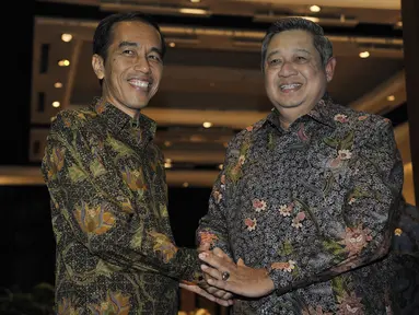 Presiden SBY berjabat tangan dengan Presiden terpilih Joko Widodo saat mengadakan pertemuan di Bali, Rabu (27/8/14). (ANTARAFOTO/Nyoman Budhiana)