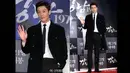 Aktor Choi Jin Hyuk dengan style rambut barunya, terlihat semakin manly saat berdiri di red carpet premier film Lee Min Ho, Gangnam Blues di Seoul Megabox, Selasa (20/1/2015) malam. (dramafever.com)
