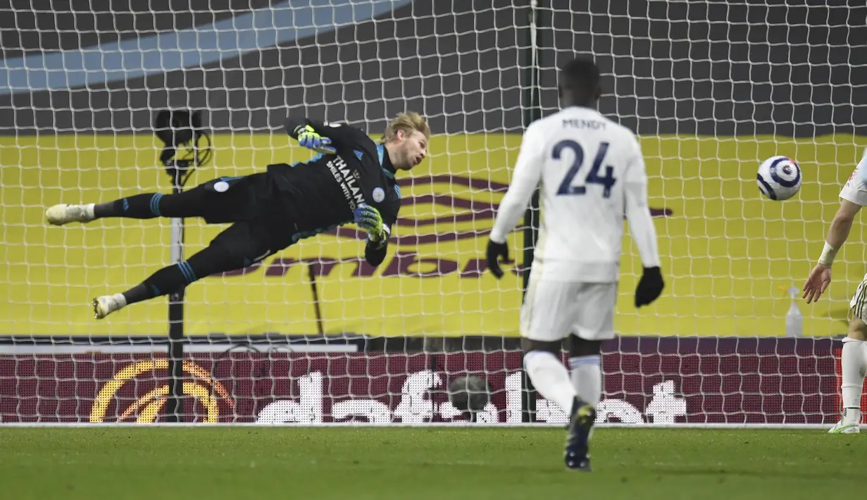 Kiper Burnley, Nick Pope menyelamatkan bola saat bertanding melawan Leicester City pada pertandingan Liga Inggris di stadion Turf Moor, Inggris (4/3/2021). Dengan hasil ini, Leicester di peringkat ketiga dengan 50 poin, sedangkan Burnley di posisi 15 dengan 29 angka. (Peter Powell/Pool via AP)