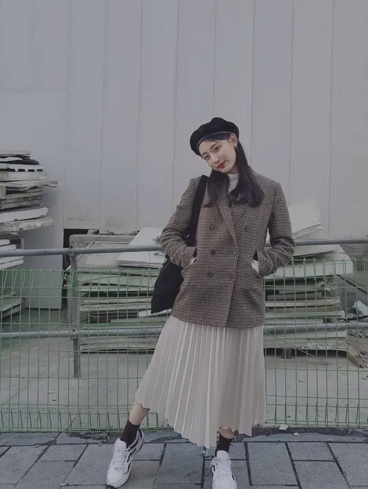 Korean look lainnya yang tak kalah kece adalah potret Yein satu ini. Kombinasikan Blazer dengan rok plisket. Aksesori berupa topi baret dapat membuat lookmu makin manis. (Instagram/happy_yein).