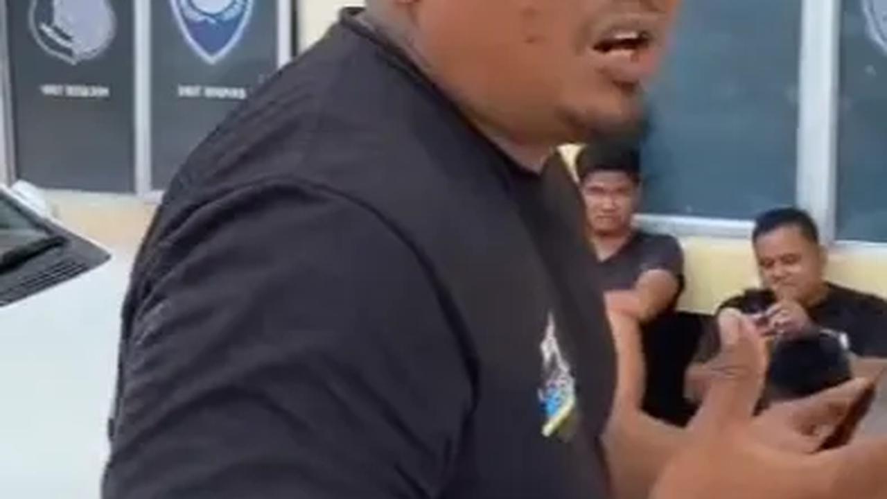 Belum diketahui pasti alasan sopir truk itu kecewa kepada polisi. Kabarnya ungkapan kekecewan sopir truk itu terjadi di Polsek Tebo Tengah, Jambi.