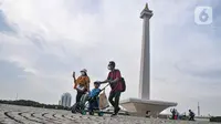 Warga saat berkunjung pada hari perdana uji coba pembukaan Monumen Nasional (Monas), Jakarta Pusat, Kamis (16/6/2022). Pasca ditutup sejak 2020 akibat pandemi Covid-19, Pemerintah Provinsi DKI Jakarta melakukan uji coba pembukaan kawasan wisata Monas secara bertahap dan terbatas yang dimulai dari kawasan luar tugu. (merdeka.com/Iqbal S Nugroho)