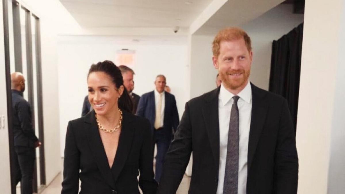 Potret Hangat Keluarga Pangeran Harry-Meghan Markle di Foto Keluarga Natal, Kompak dengan Outfit Netral di Tengah Hutan