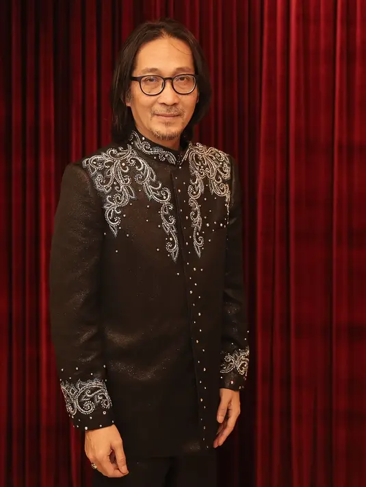 "Konsepnya, Black is beauty. Kita pakaikan swarovski. Ini kan konsernya malam, biar tetep kelihatan megah, jadi paling cocok pakai motif dan kristal swarovski," ujar Amy Atmanto saat fitting busana. (Bambang E Ros/Bintang.com)