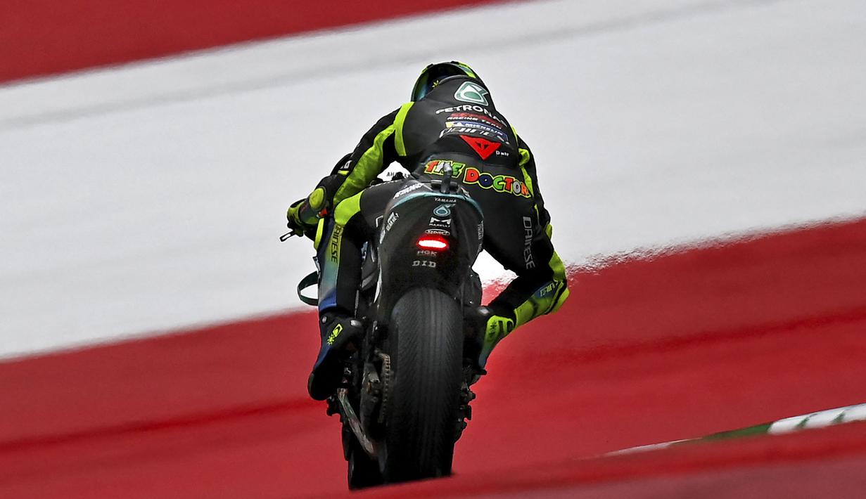 Pada GP Styria 2021, Valentino Rossi harus puas mengawali balapan pada posisi ke-17. Walapun gagal tampil baik di kualifikasi, ia yakin akan mendulang poin ketika race yang akan digelar di Sirkuit Redbull Ring nanti. (Foto: AFP/Joe Klamar)