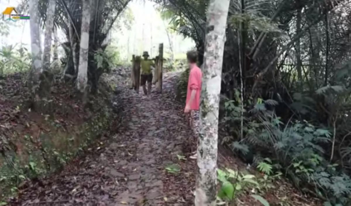 Pemerintah setempat diungkap warga tersebut bakal memasang listrik pada tahun 2024. Lantaran janji tersebut, kini warga setempat hanya bisa pasrah menunggu. <br>