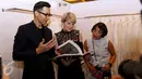 Menlu Australia, Julie Bishop berbincang dengan peserta pameran di salah satu booth Jakarta Fashion Week 2017 di Jakarta, Rabu (26/10). Dalam kunjungannya Julia Bishop melihat karya-karya desainer Indonesia. (Liputan6.com/Gempur M Surya)