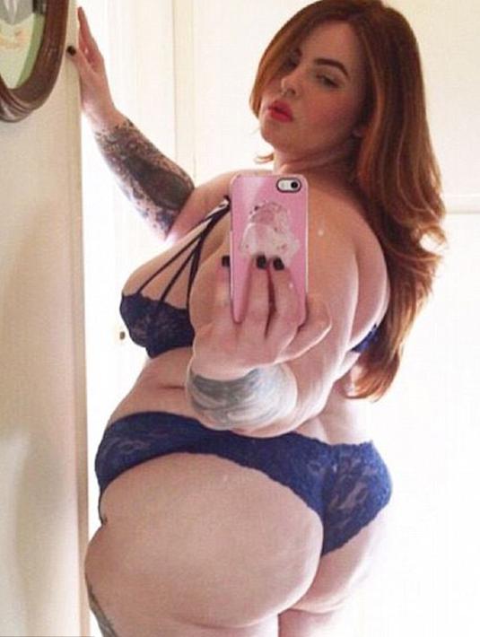 Tess Holliday berpose seksi yang dipostingnya kedalam Instagram miliknya. Tess juga sebagai seorang aktivis yang bertujuan untuk mengubah cara industri fesyen membuat perempuan berpikir tentang diri mereka sendiri. (Dailymail.co.uk)