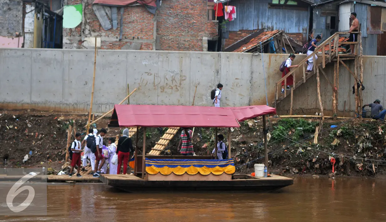Sejumlah siswa SD usai menaiki perahu eretan untuk berangkat ke sekolah di Sungai Ciliwung, Jakarta, Senin, (4/1). Usai libur panjang para siswa kembali beraktivitas mengikuti tahun ajaran 2016-2017. (Liputan6.com/Gempur M Surya)