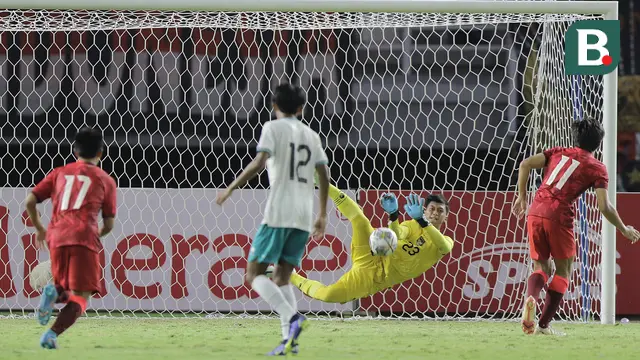 Foto: Aksi Penjaga Gawang Timnas Indonesia U-20 Pelapis Cahya Supriadi saat Mengagalkan Penalti Hong Kong