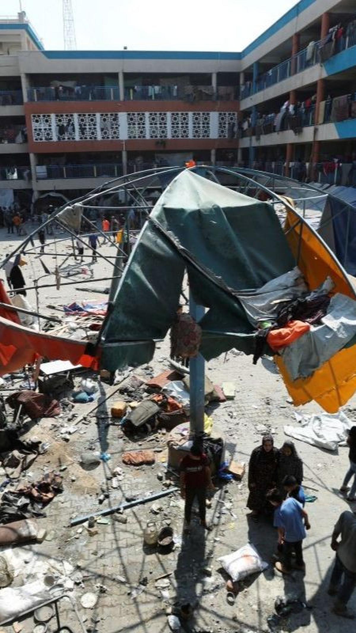 Namun, tempat yang seharusnya menjadi perlindungan ini justru menjadi sasaran serangan udara yang mematikan. Foto: REUTERS / Ramadan Abed<br>