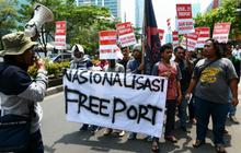 Tuntut nasionalisasi, aktivis geruduk kantor Freeport
