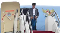 Presiden Joko Widodo turun dari pesawat Kepresidenan setibanya di Bandara Internasional Juanda, Jawa Timur, Sabtu (3/2). Jokowi dan rombongan melanjutkan perjalanan menuju Kabupaten Situbondo, menggunakan Helikopter. (Liputan6.com/Pool/Biro Pers Setpres)