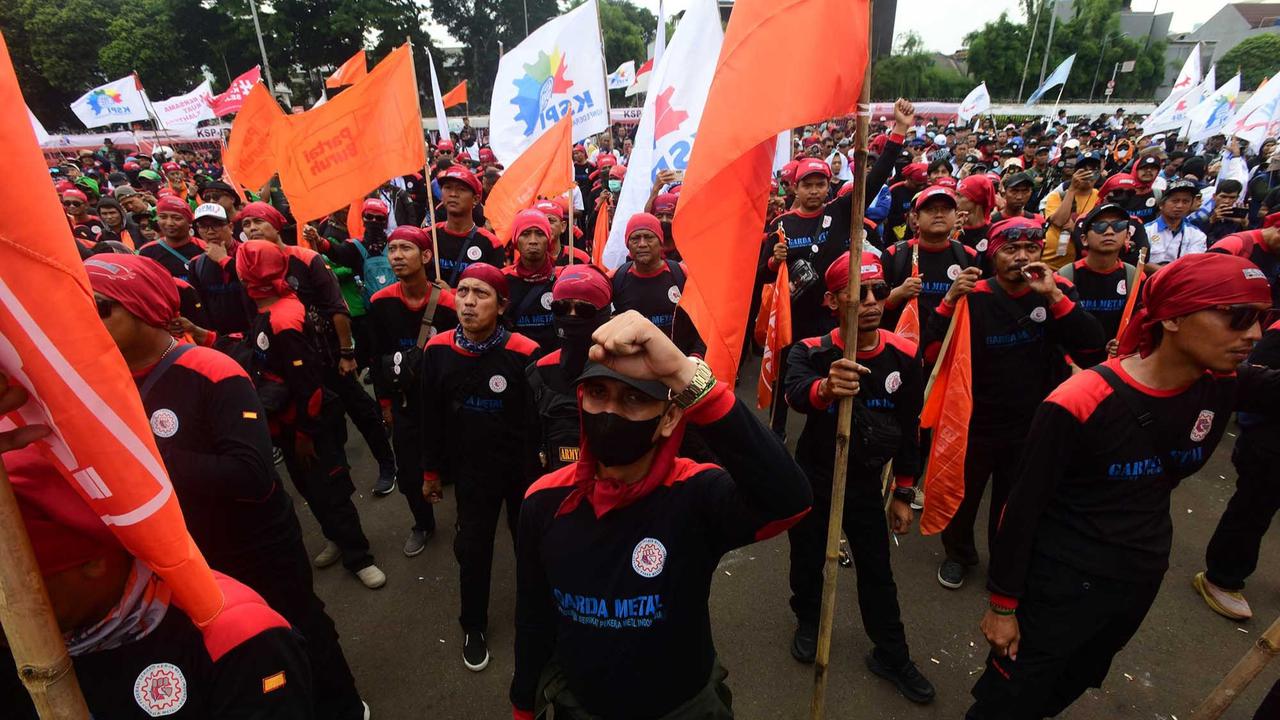 FOTO: Ribuan Buruh Geruduk DPR, Usung Enam Tuntutan Utama