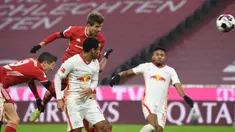Striker Bayern Munich, Thomas Mueller, mencetak gol penyeimbang 3-3 lewat tandukan kepala dalam laga lanjutan Liga Jerman pekan ke-10 melawan RB Leipzig di Allianz Arena, Sabtu (5/12/2020). Bayern Munich bermain imbang 3-3 dengan RB Leipzig. (AFP/Andreas Gebert/Pool)