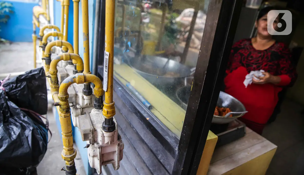 Warga memasak dengan aliran gas milik PGN di Rusunawa Griya Tipar Cakung, Jakarta Timur, Kamis (28/11/2019). Griya Tipar Cakung merupakan rusunawa kedua milik Pemprov DKI Jakarta yang telah dialiri jaringan pipa gas PGN. (Liputan6.com/Faizal Fanani)