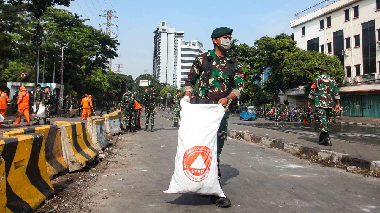 FOTO: TNI dan Aparat Gabungan Bersihkan Sisa Kerusuhan di Kwitang