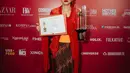 Lola Amaria, tampil menawan dibalut kebaya merah. Ia menerima penghargaan untuk kategori Film Dokumenter Panjang Terbaik di FFI 2023. Kebayanya dipadukan dengan kain batik sebagai bawahan dan korset dari batik jumputan berwarna kuning. [Foto: Instagram/fadlan_indonesia]