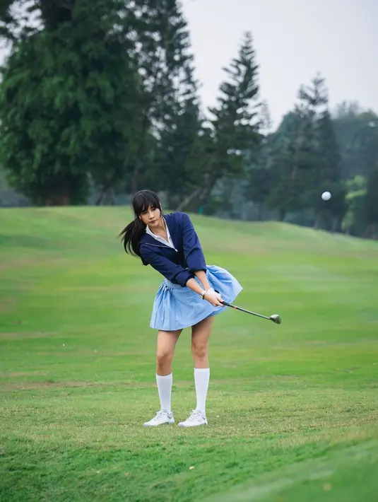 Gaya chic Anya Geraldine yang terkenal geluti berbagai cabang olahraga. Di sini ia mengenakan outfit golf cropped shirt top putih yang ditumpuknya dengan cropped hoodie biru navy dan dipadukannya dengan mini skirt biru muda yang serasi. [Foto: Instagram/anyageraldine]