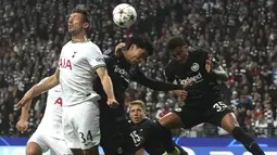 Bek  Tottenham Hotspur Clement Lenglet berebut bola dengan gelandang Eintracht Frankfurt Daichi Kamada  pada laga lanjutan fase Grup D Liga Champions 2022/2023 di Waldstadion, Rabu (5/10/2022) dini hari WIB. Tottenham dan Frankfurt sama-sama mengumpulkan empat poin di urutan kedua klasemen Grup D. (AP Photo/Michael Probst)